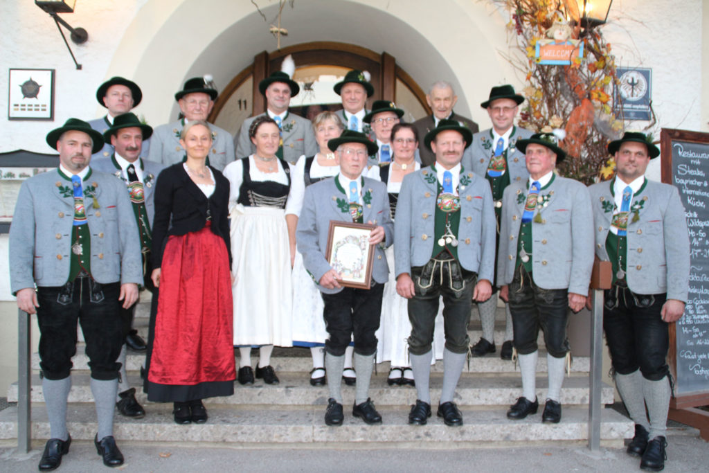 Gruppenfoto mit allen Geehrten und den beiden Vorständen. 